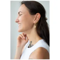 Donna con orecchini Little Anchor dorati, sorridente