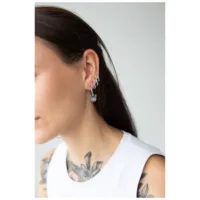 Donna con orecchini Little Bulldog in argento con chiusura a scatto