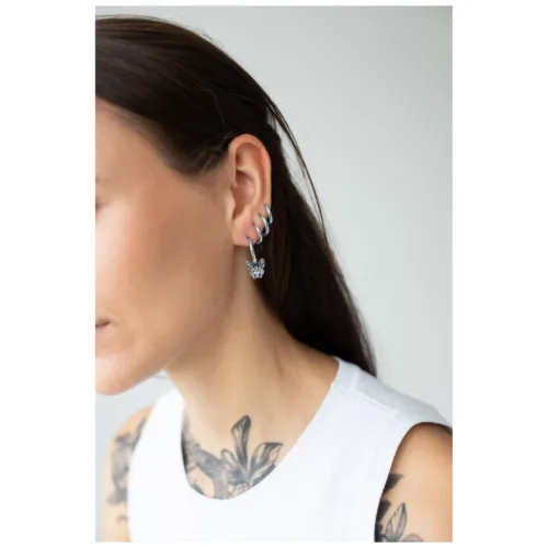 Donna con orecchini Little Bulldog in argento con chiusura a scatto