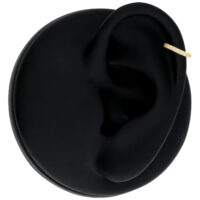 Anello d'oro con diamanti su modello di orecchio nero su sfondo bianco