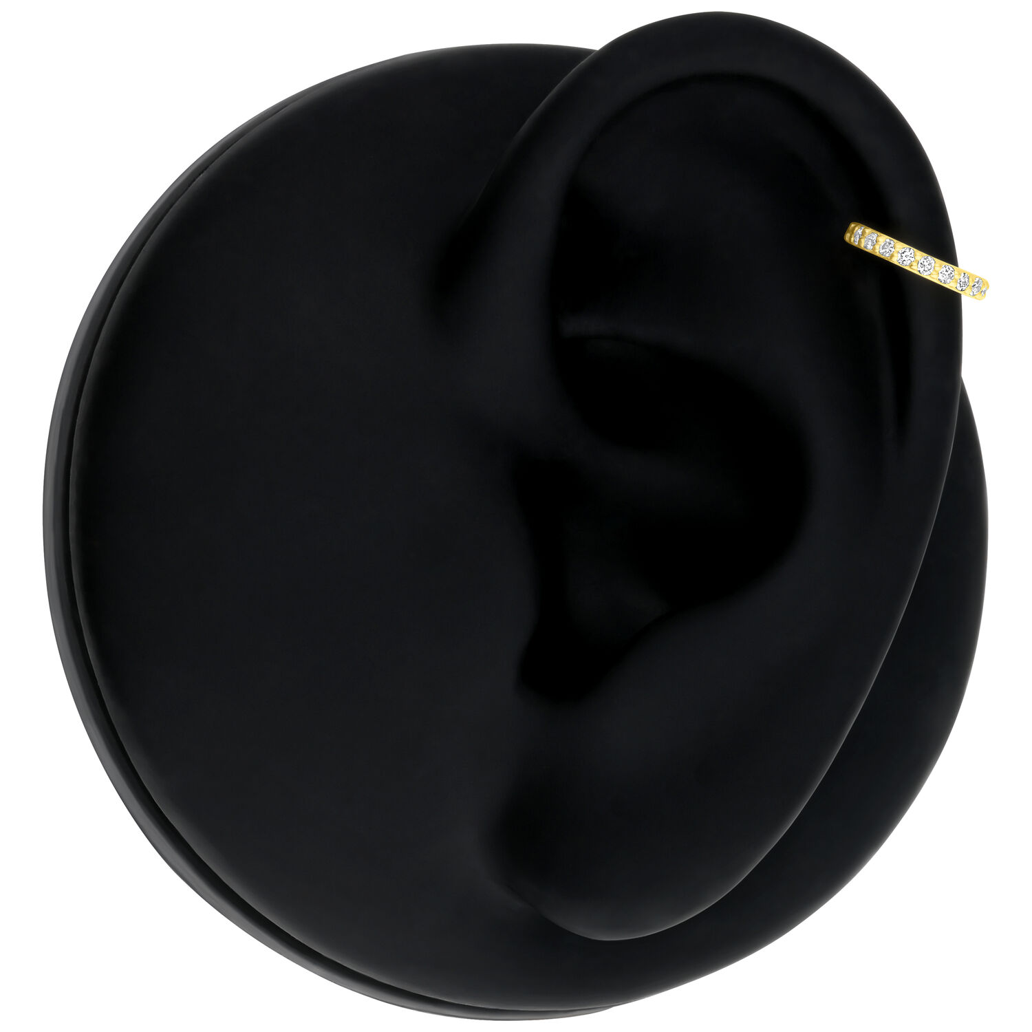 Anello d'oro con diamanti su modello di orecchio nero su sfondo bianco