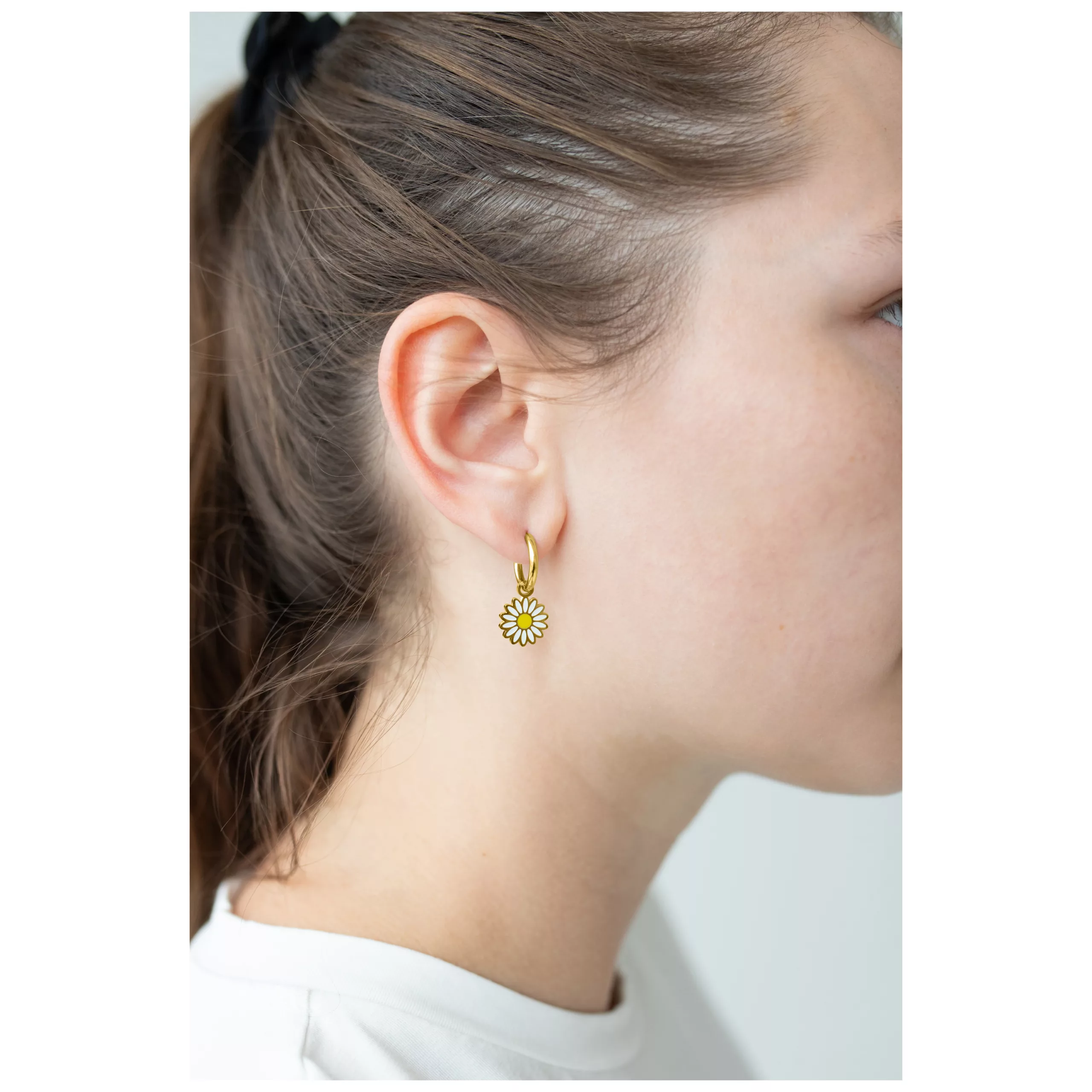 Donna con orecchini Little Daisy Hoops dorati, profilo laterale