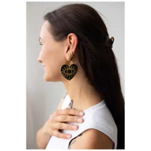 Donna con capelli lunghi indossa orecchini Soulmate Hoops dorati, top bianco, primo piano