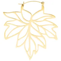 Orecchini d'oro a forma di foglia d'acero su sfondo bianco