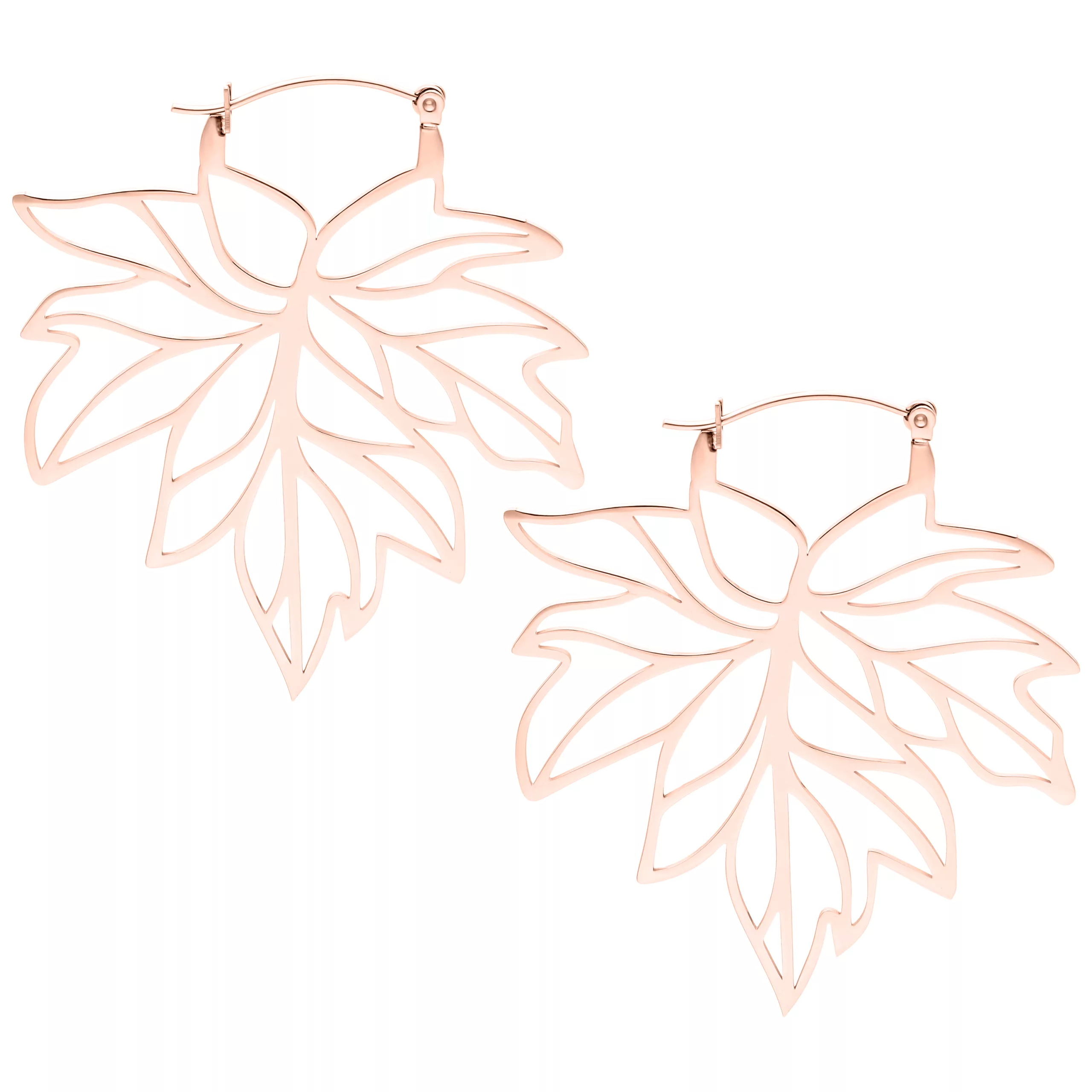 Orecchini in oro rosa a forma di foglia d'autunno su sfondo bianco