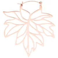 Orecchini in oro rosa a forma di foglia con chiusura a scatto su sfondo bianco