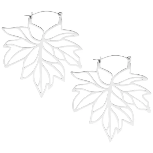 Orecchini in argento a forma di foglia su sfondo bianco