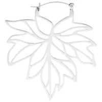 Orecchini in acciaio chirurgico a forma di foglia su sfondo bianco