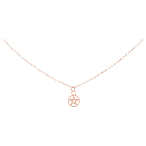 Collana elegante in oro rosa con piccolo ciondolo a pentagramma su sfondo bianco