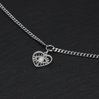 Bracciale in argento con ciondolo a cuore su sfondo nero