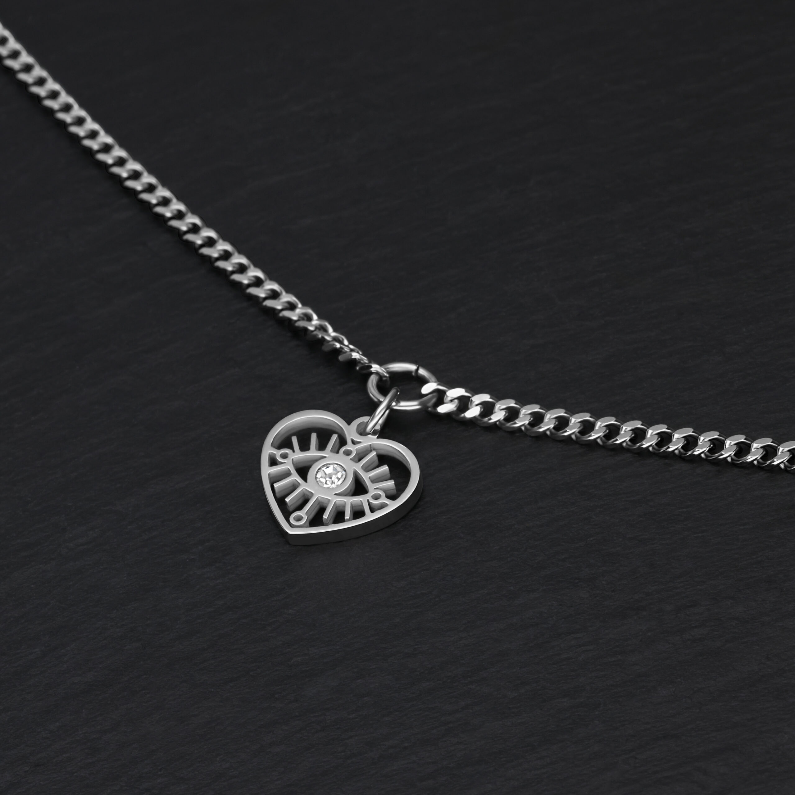 Bracciale in argento con ciondolo a cuore su sfondo nero