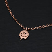 Bracciale in oro rosa con ciondolo Smiley su sfondo nero