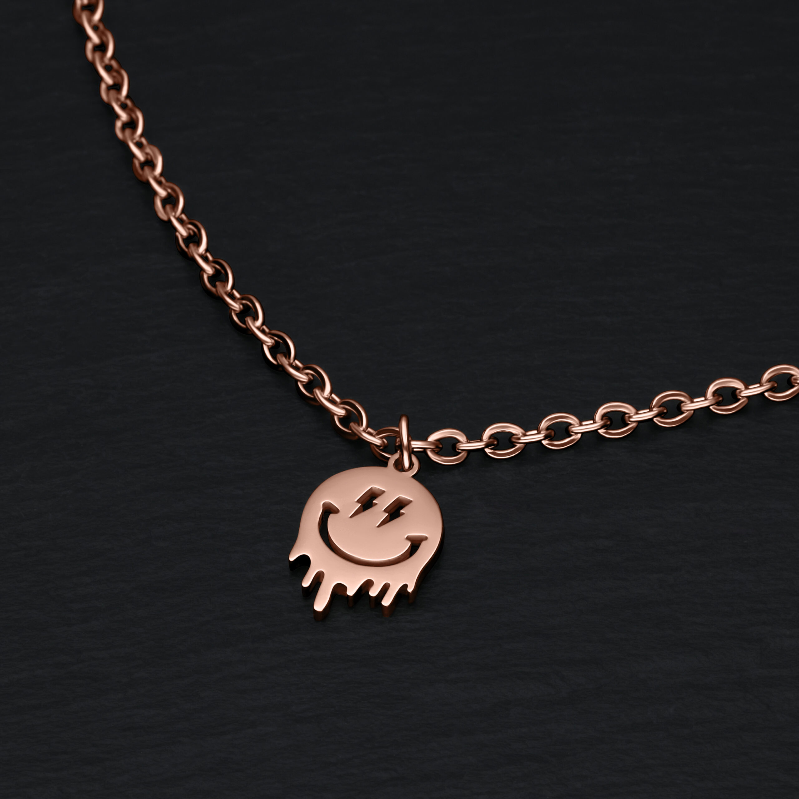 Bracciale in oro rosa con ciondolo Smiley su sfondo nero
