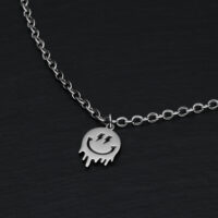 Bracciale argento con ciondolo Smiley su sfondo nero