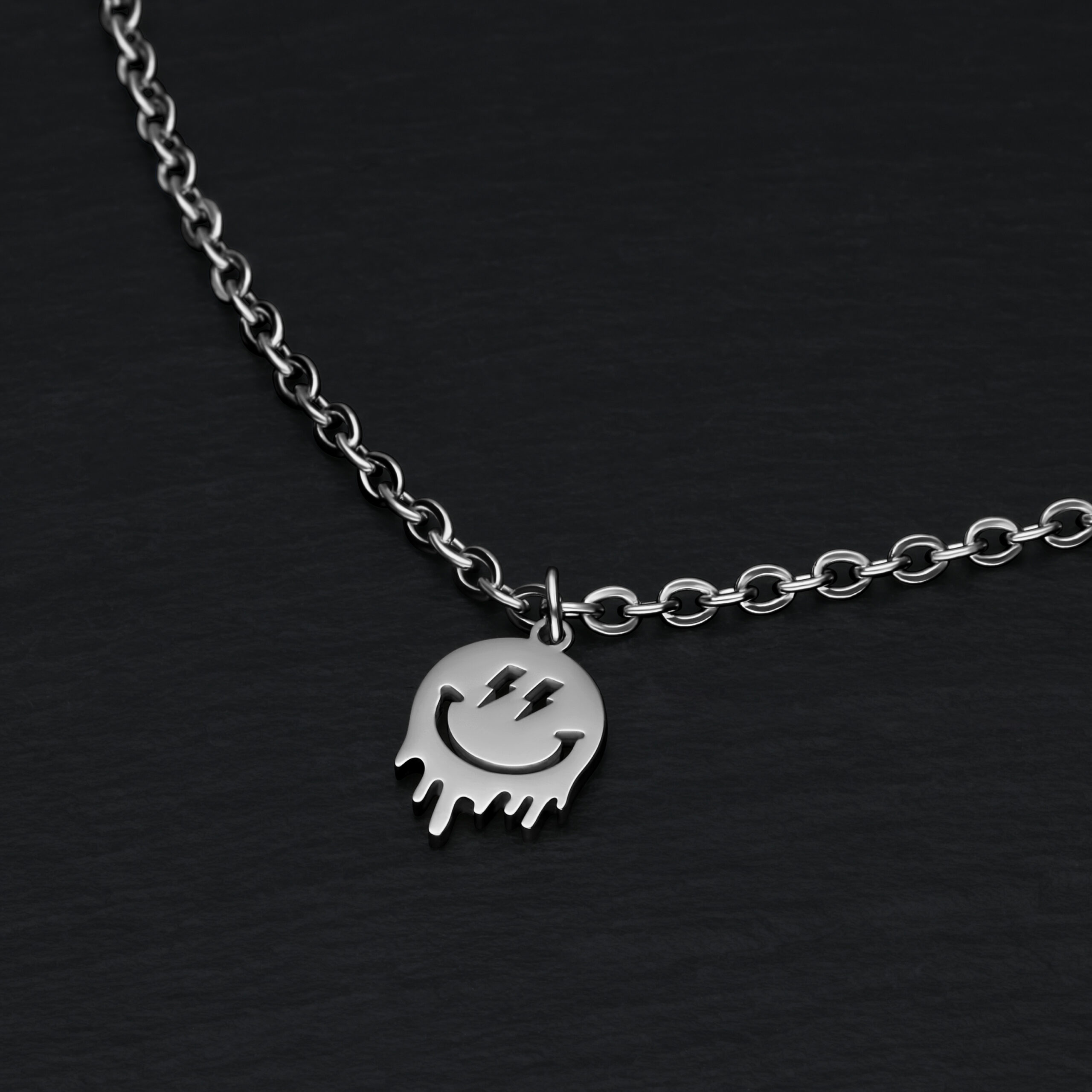 Bracciale argento con ciondolo Smiley su sfondo nero