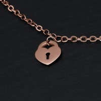 Bracciale in oro rosa con lucchetto a forma di cuore su sfondo nero