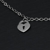 Bracciale argento con ciondolo a lucchetto a cuore su sfondo nero