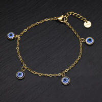 Braccialetto dorato con ciondoli Nazar blu su sfondo nero