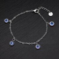 Bracciale argentato con ciondoli Nazar blu su sfondo nero