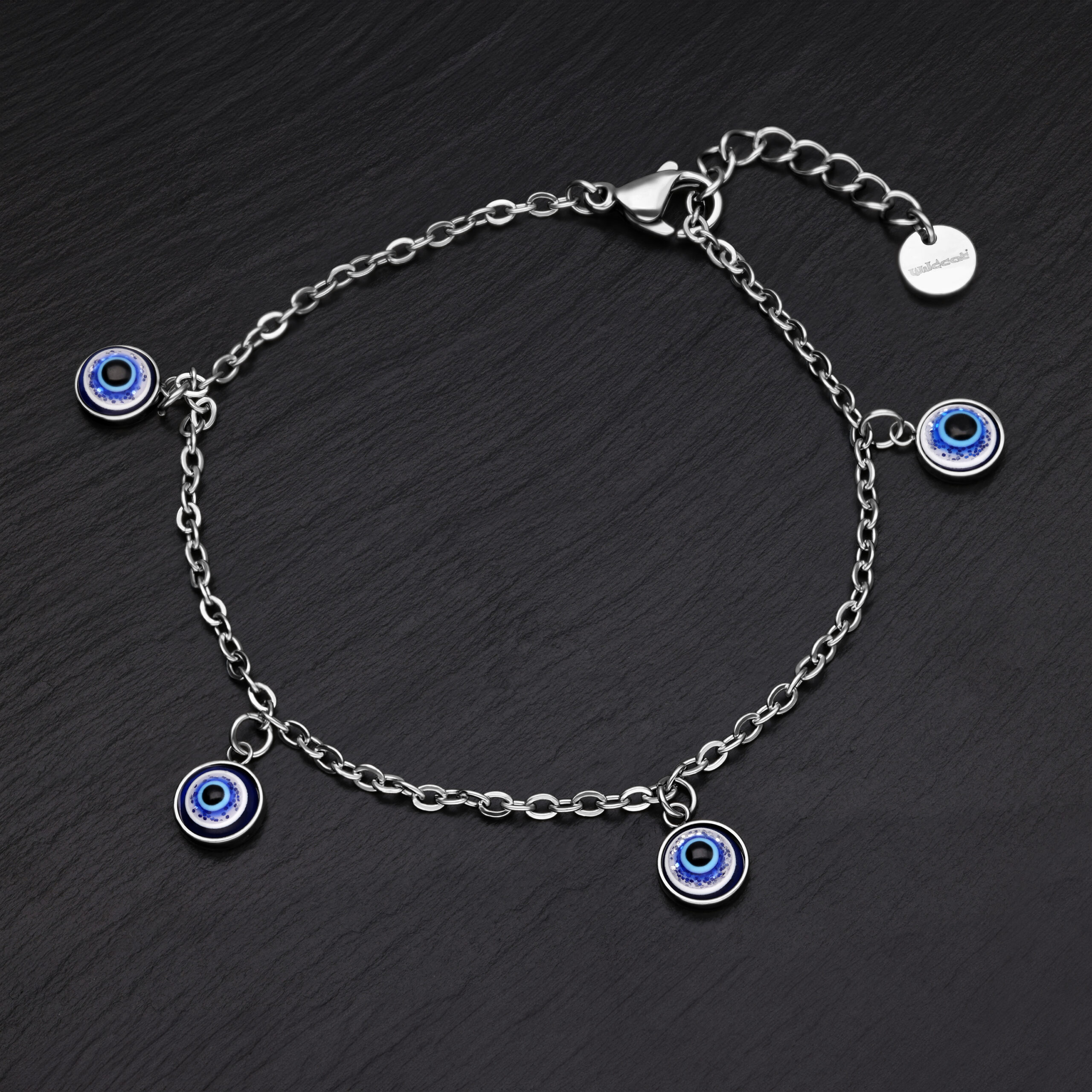 Bracciale argentato con ciondoli Nazar blu su sfondo nero