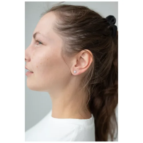 Donna con eleganti orecchini a bottone quadrati in cristallo d'argento