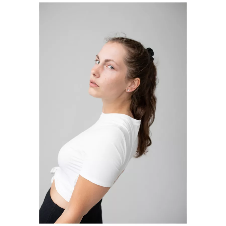 Donna con capelli lisci castani indossa brillanti orecchini quadrati Crystal