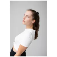 Donna con capelli lisci castani indossa brillanti orecchini quadrati Crystal