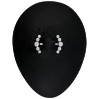 Barbell per capezzolo in argento con pietre cristalline su sfondo nero