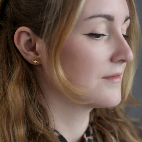 Donna con barbell per orecchio dorato Crystal Flashlight, sfondo grigio