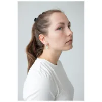 Donna con capelli lunghi indossa orecchini Little Daisy Hoops