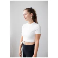 Donna in maglietta bianca indossa Little White Smiley Hoops su sfondo bianco