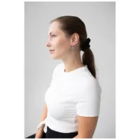 Donna con Little Soulmate Hoops in argento, maglietta bianca, profilo laterale