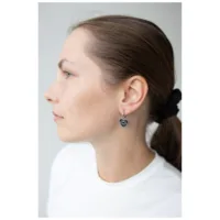 Donna con orecchini Little Soulmate Hoops in argento, profilo laterale