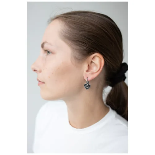 Donna con orecchini Little Soulmate Hoops in argento, profilo laterale