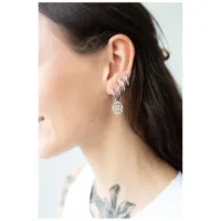 Donna con orecchini Little Eye in argento in più fori alle orecchie, profilo laterale