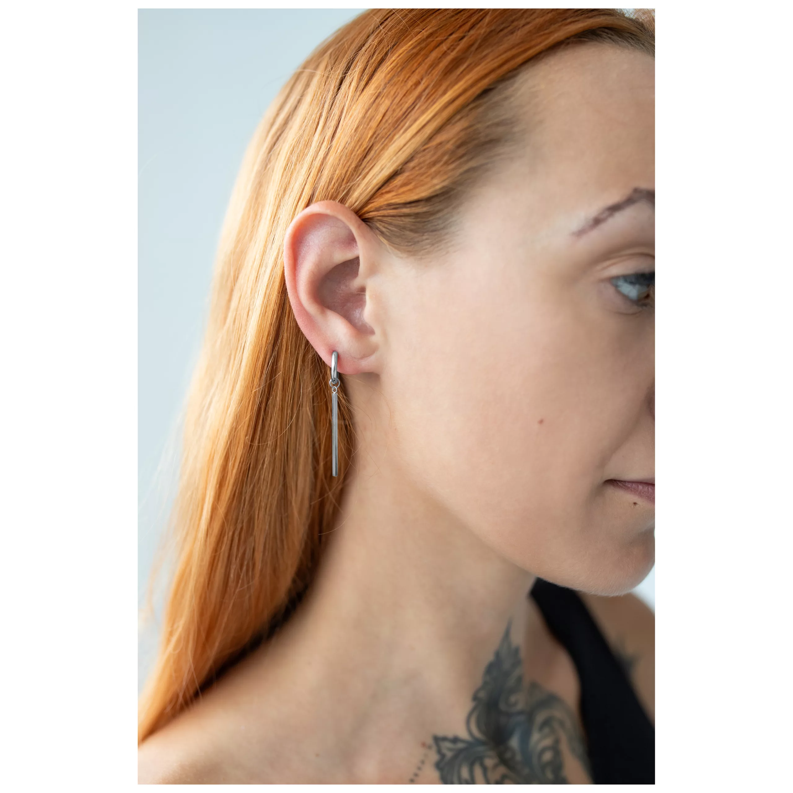 Donna con capelli lunghi e lisci indossa orecchini Bar Hoops lucenti in acciaio chirurgico argentato