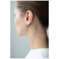 Orecchini in argento con cinque anelli su un orecchio, vista laterale