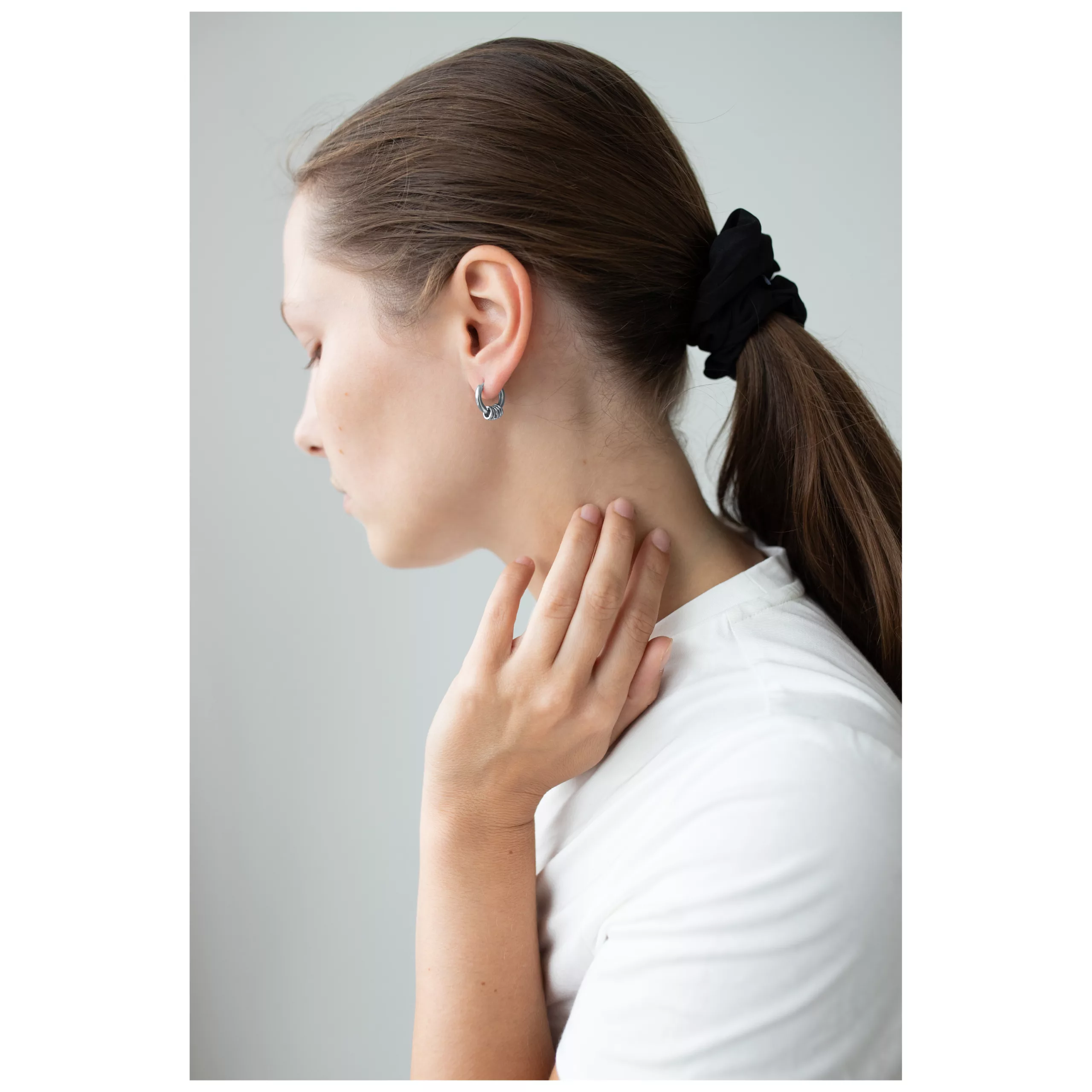Donna con orecchini Little 5 Rings Hoops neri e coda di cavallo