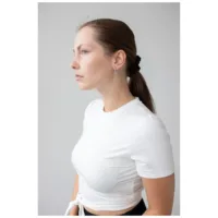 Donna con orecchini Little 5 Rings Hoops in nero e argento su sfondo grigio