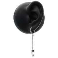 Orecchini in acciaio inox argentati con dettaglio a catena su un modello di orecchio nero