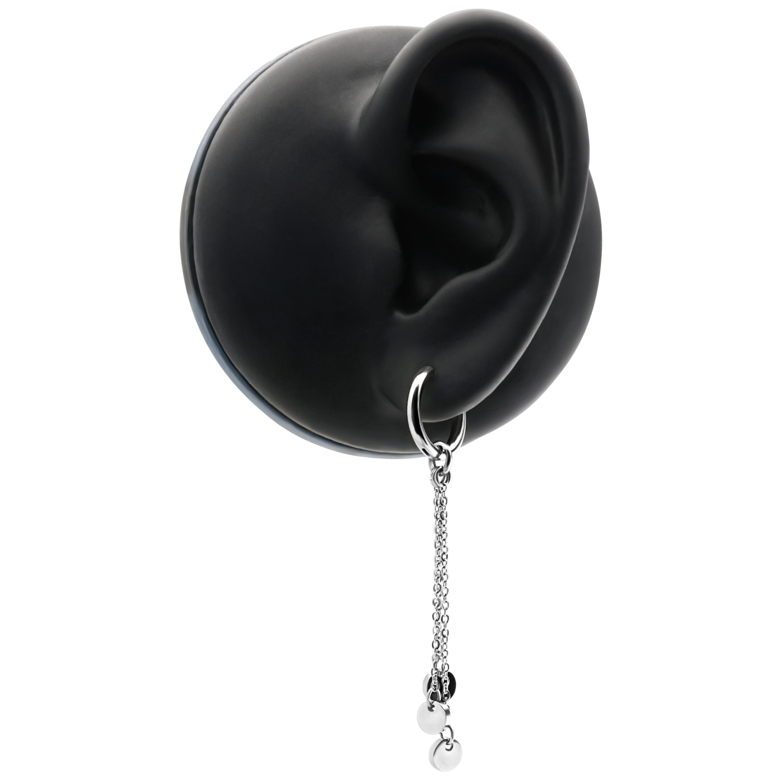 Orecchini in acciaio inox argentati con dettaglio a catena su un modello di orecchio nero