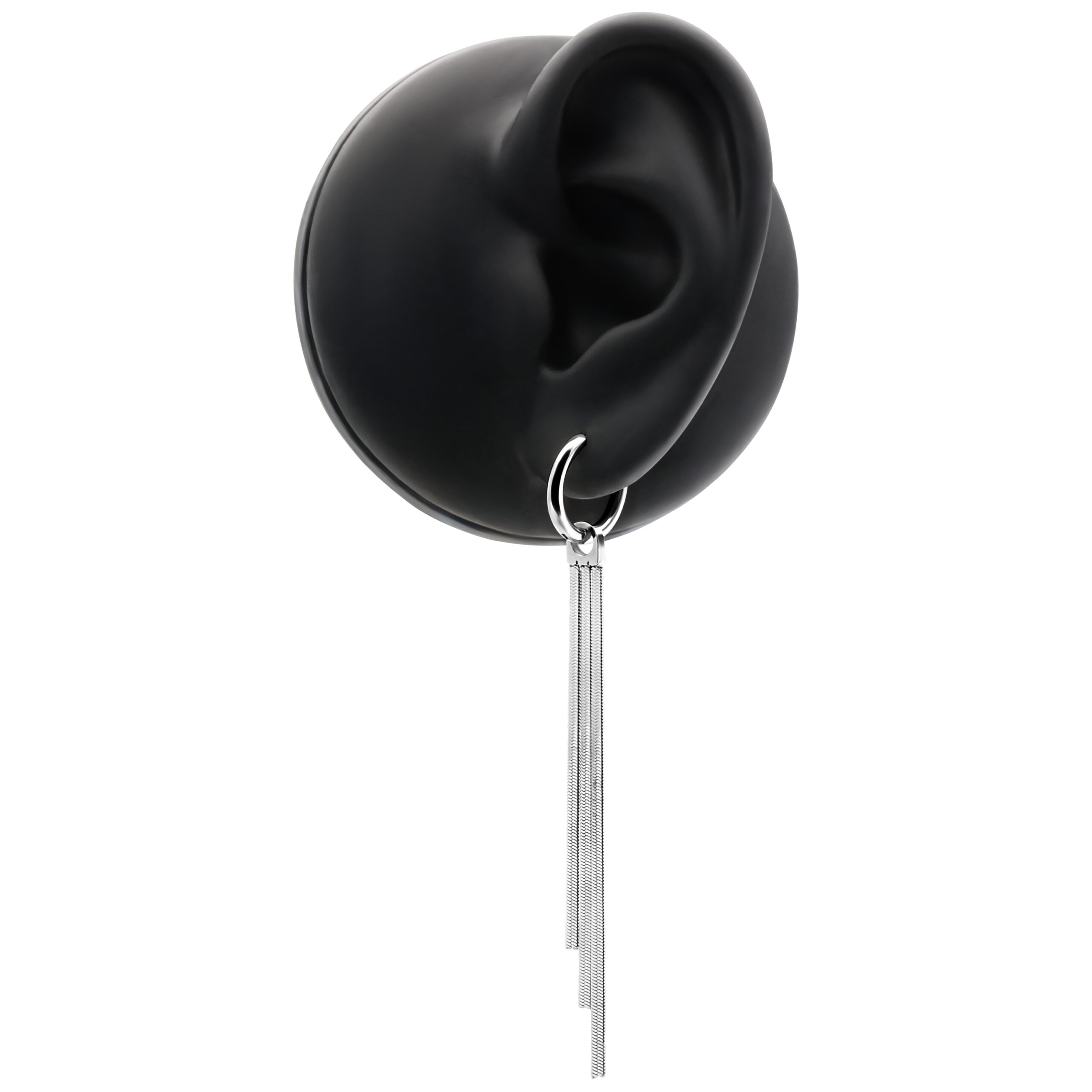 Orecchini argento con design Snakechain su modello di orecchio nero
