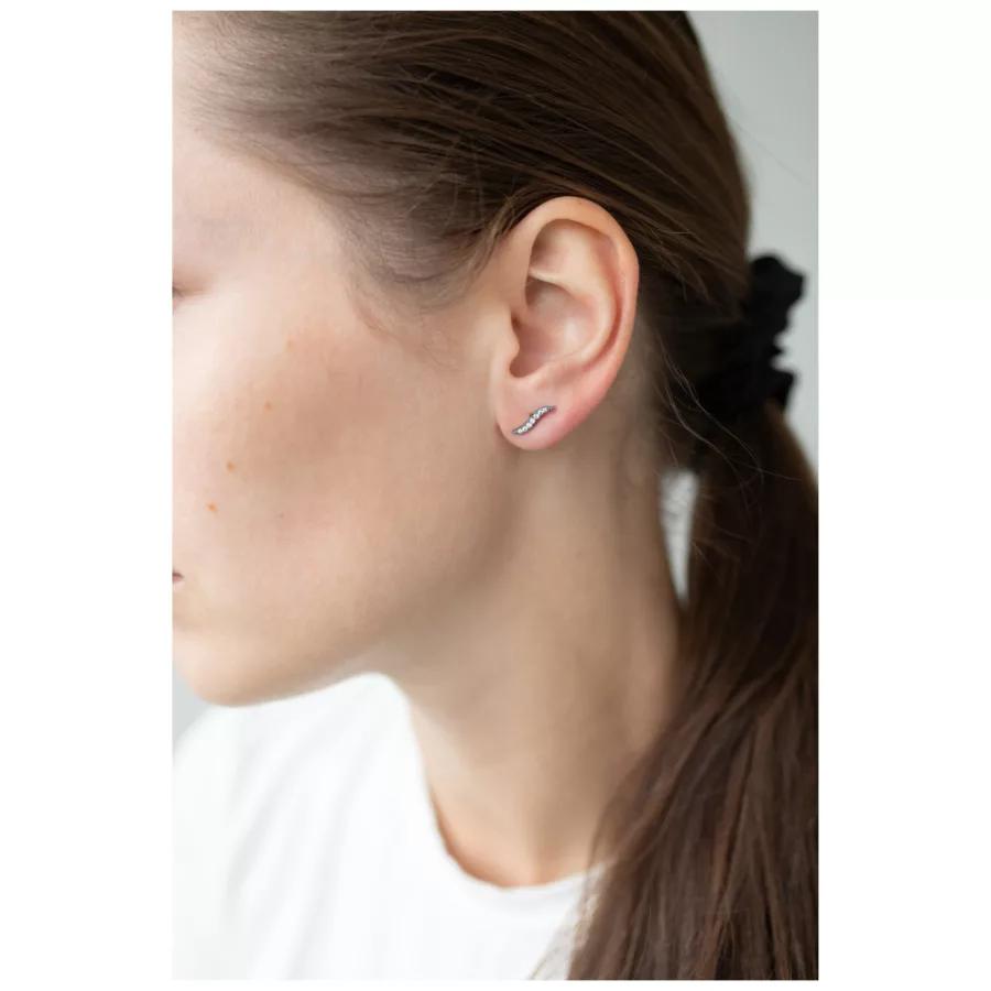 Donna con capelli castani indossa eleganti orecchini di cristallo in argento