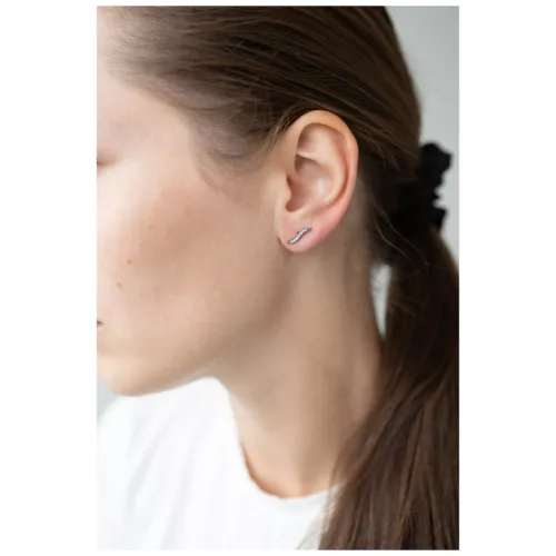 Donna con capelli castani indossa eleganti orecchini di cristallo in argento