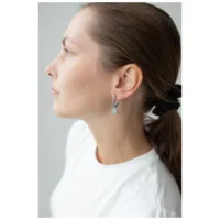 Donna con orecchini in argento, design Little Flower of Life, vista laterale