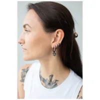 Orecchini Little Skull Hoops Neri Donna con orecchini Little Skull Hoops neri in acciaio chirurgico