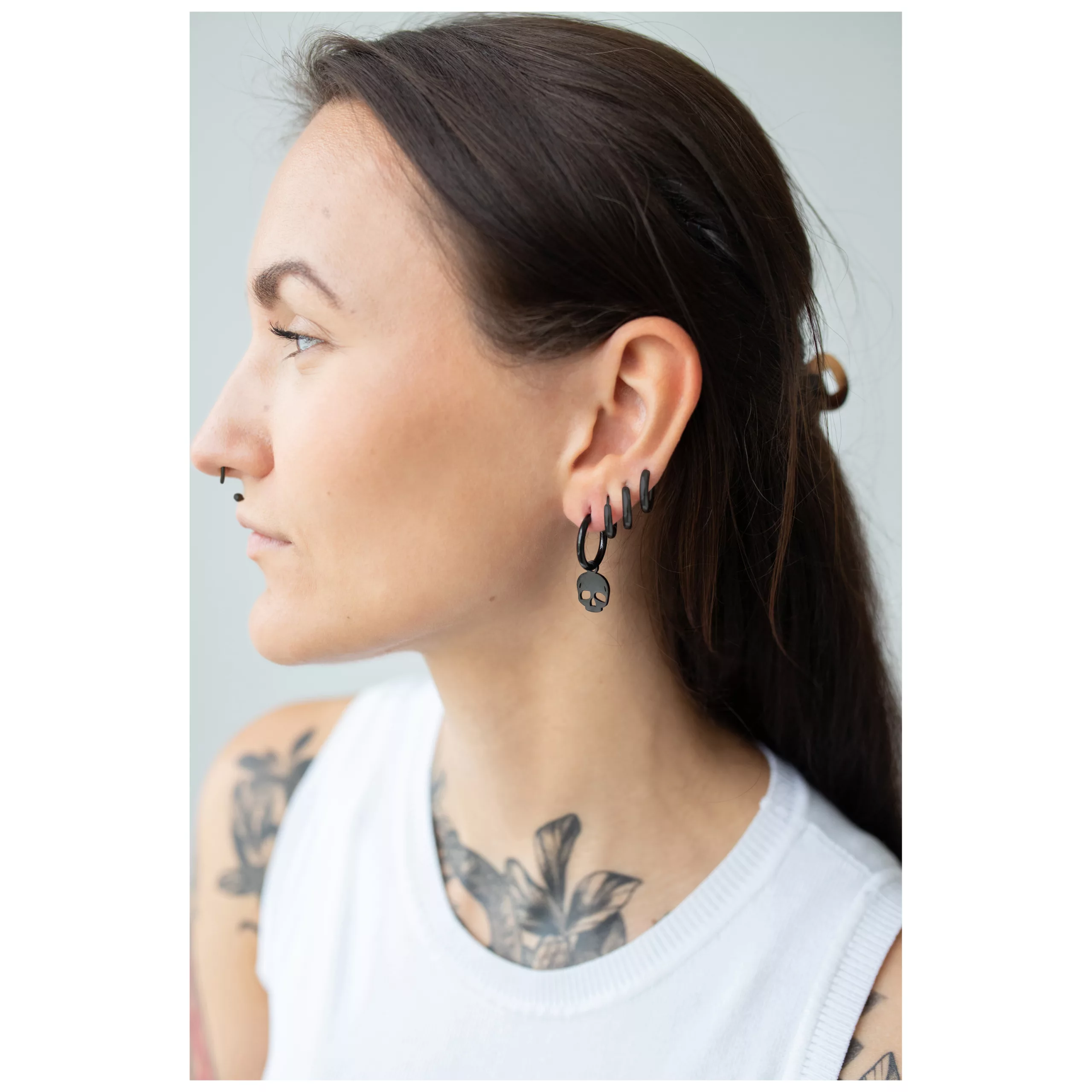 Orecchini Little Skull Hoops Neri Donna con orecchini Little Skull Hoops neri in acciaio chirurgico