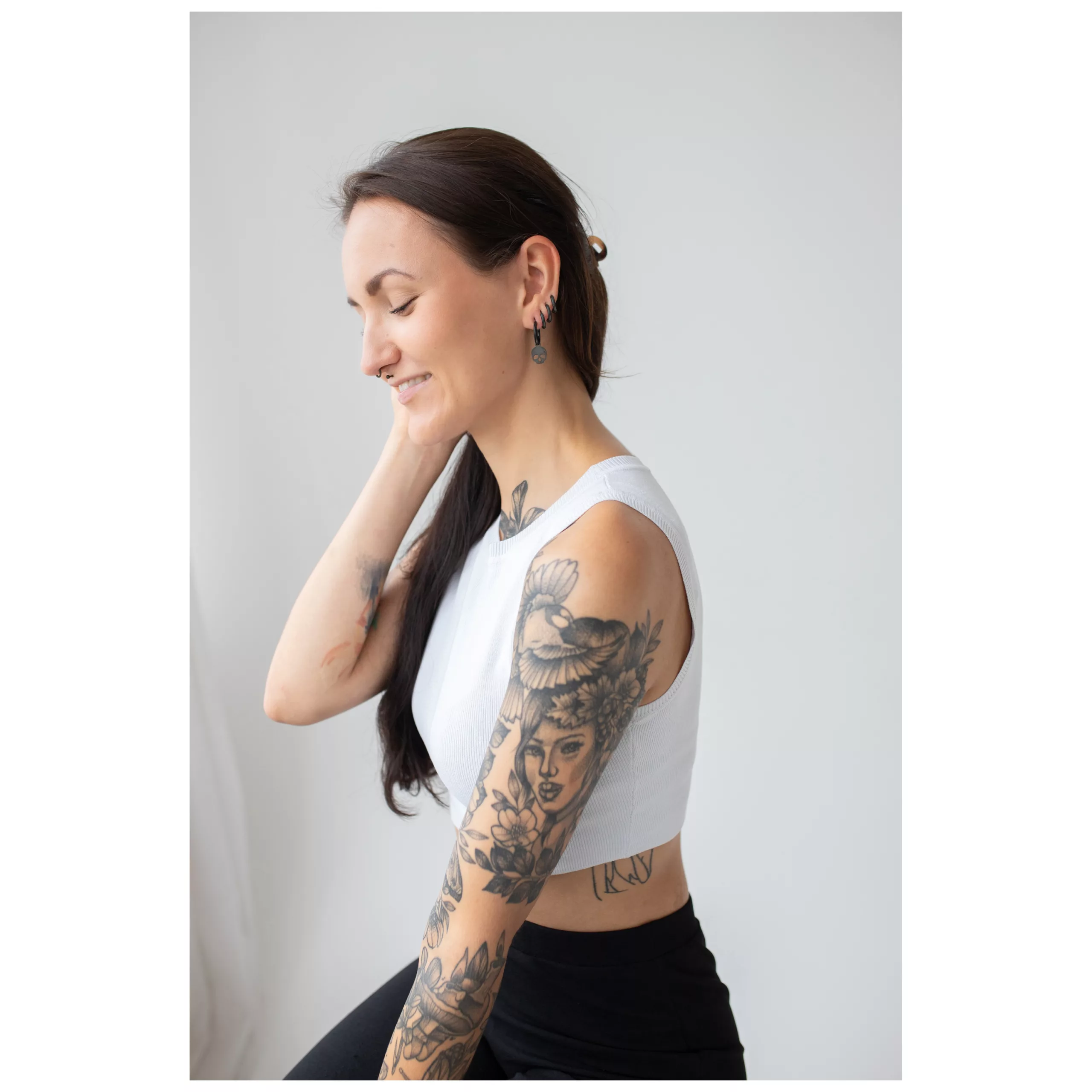 Orecchini Little Skull Hoops Neri Donna con capelli lunghi indossa orecchini Skull neri su sfondo chiaro