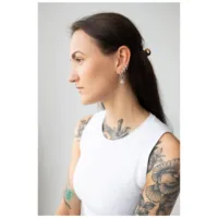 Donna con Little Polar Star Hoops in argento su sfondo chiaro