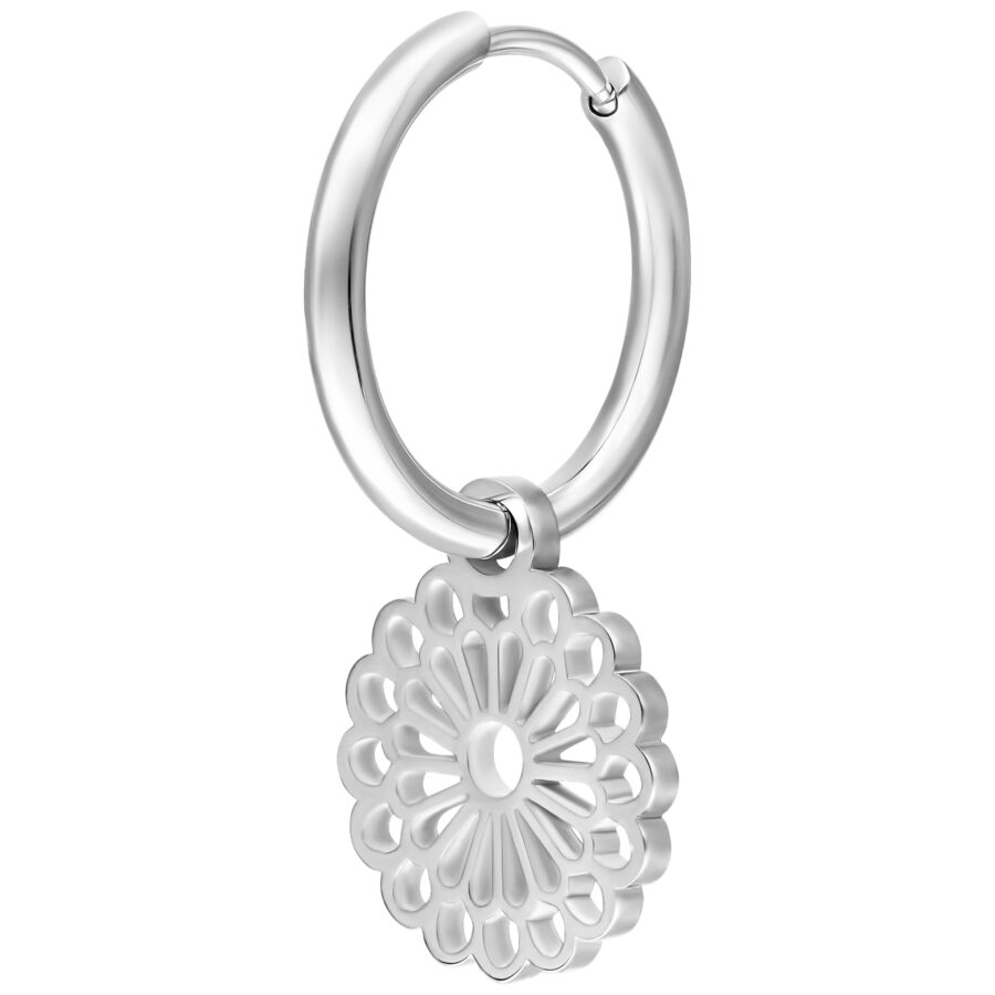 Orecchino a cerchio argentato con pendente Mandala in acciaio chirurgico su sfondo bianco